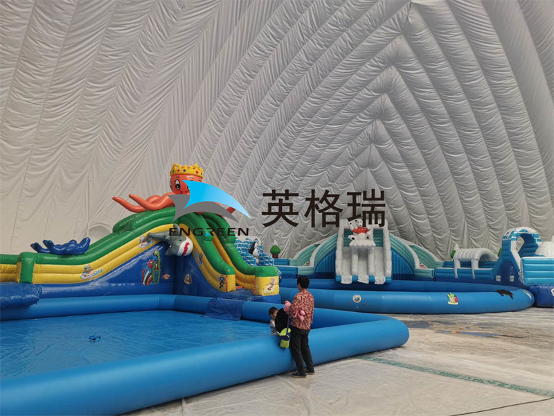氣膜館與水上樂園，一種奇妙的搭配