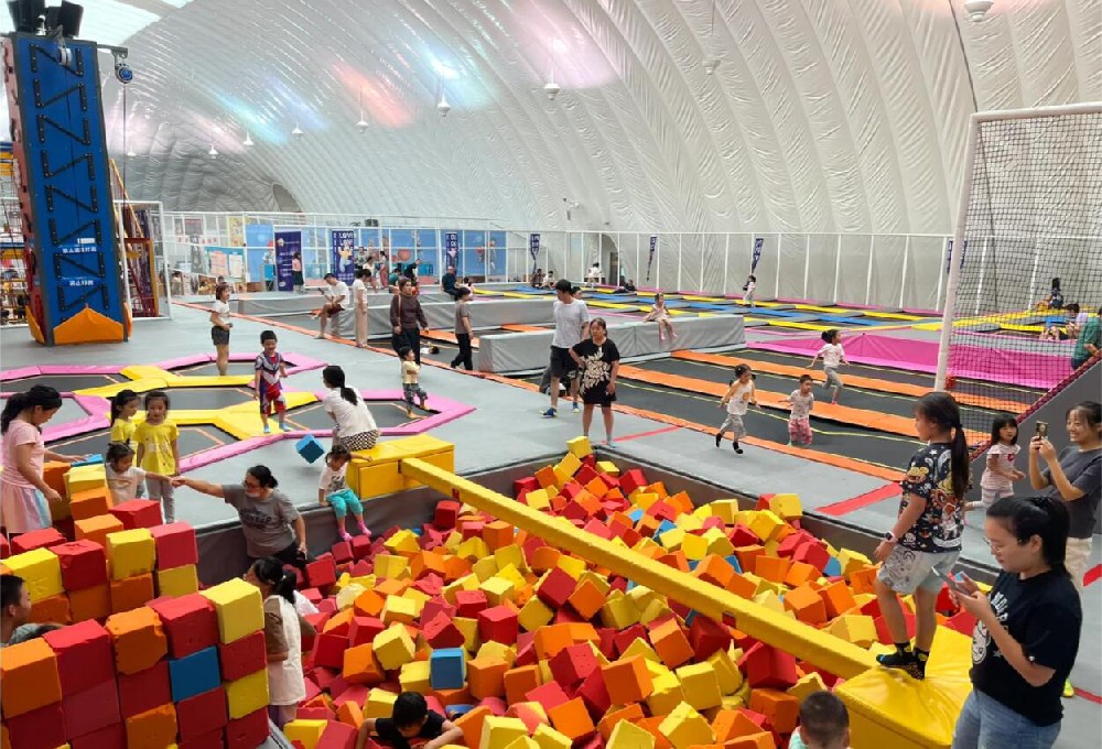 氣膜游樂(lè)館為親子互動(dòng)提供了安全舒適的室內(nèi)場(chǎng)所